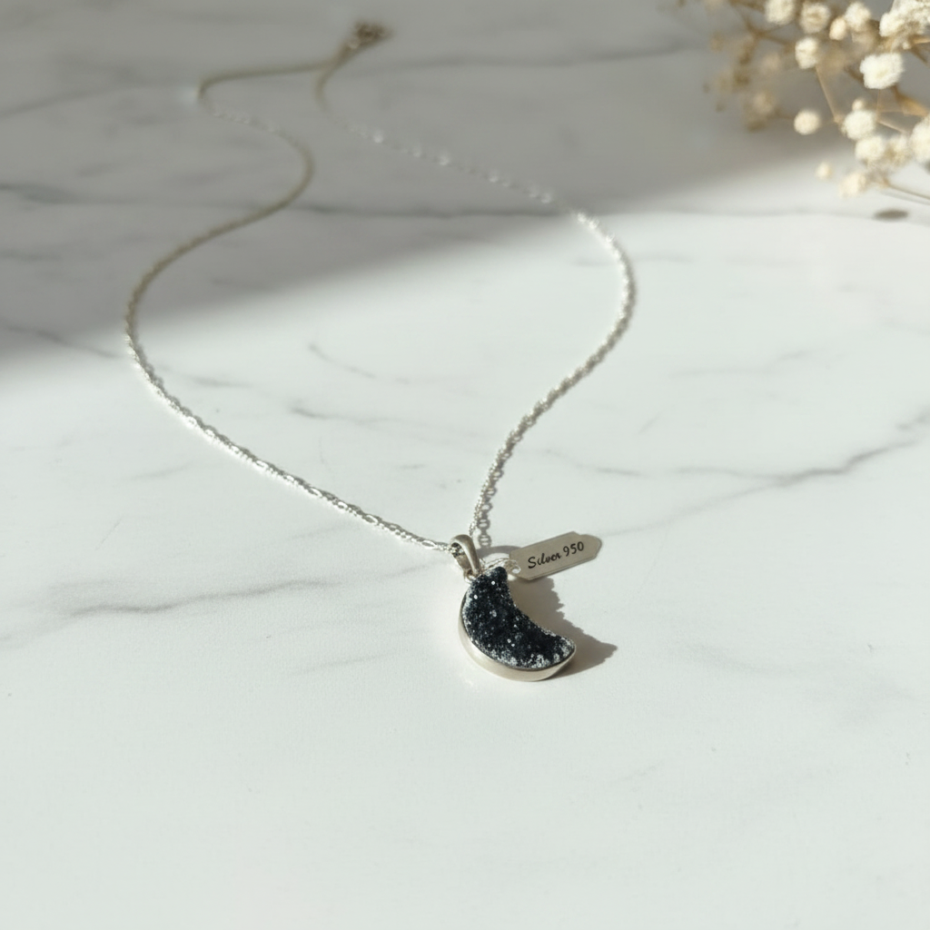 Collar luna flat lay mármol blanco