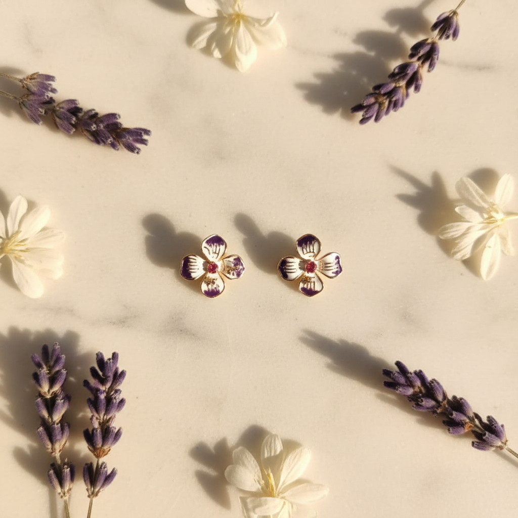 Aretes flor esmalte flat lay mármol