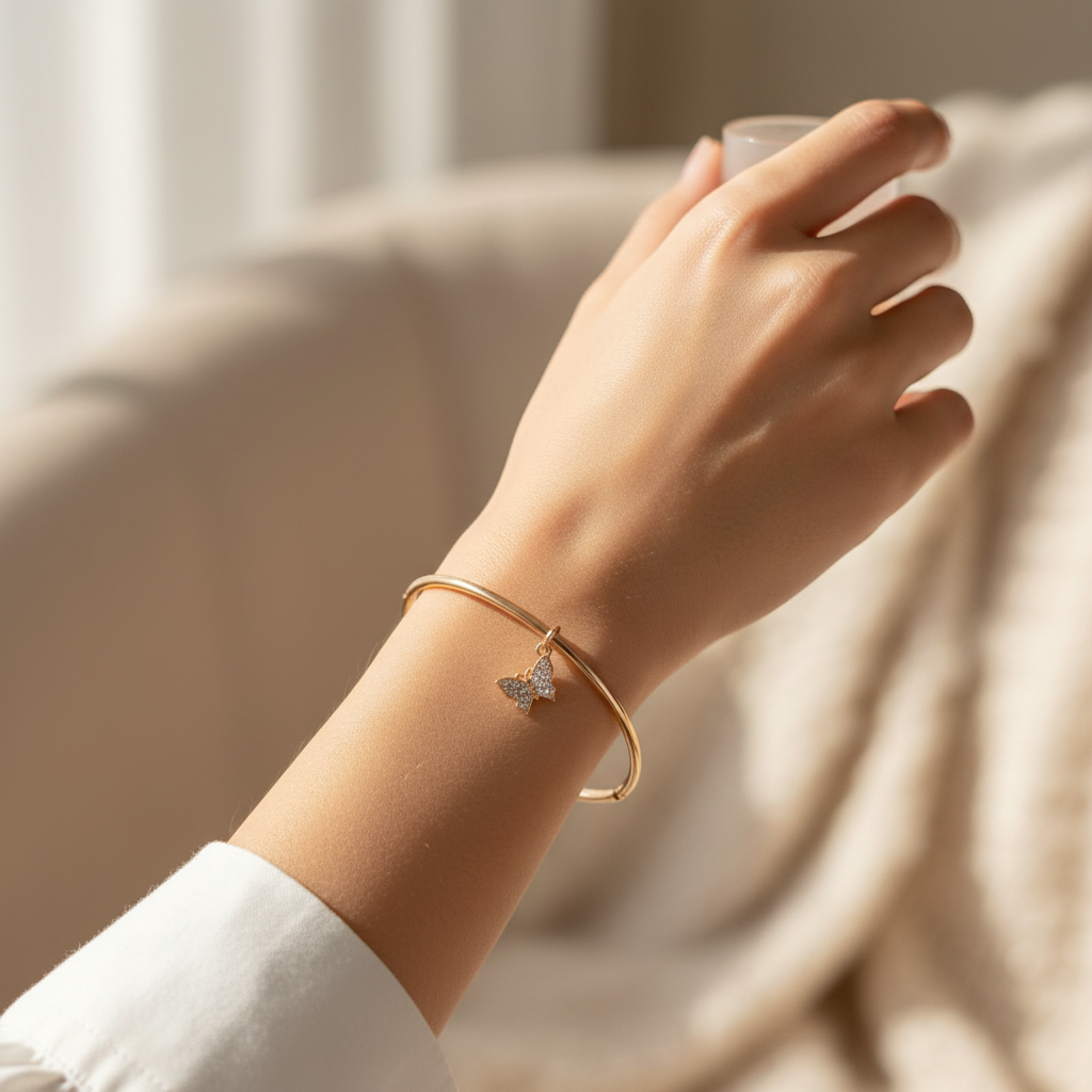 Mujer usando brazalete mariposa dorado con cristales