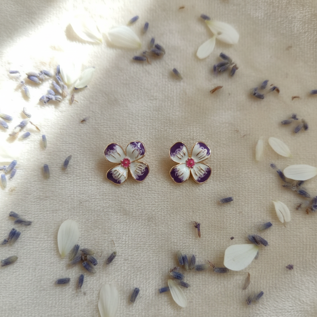 Aretes flor esmalte flat lay terciopelo crema