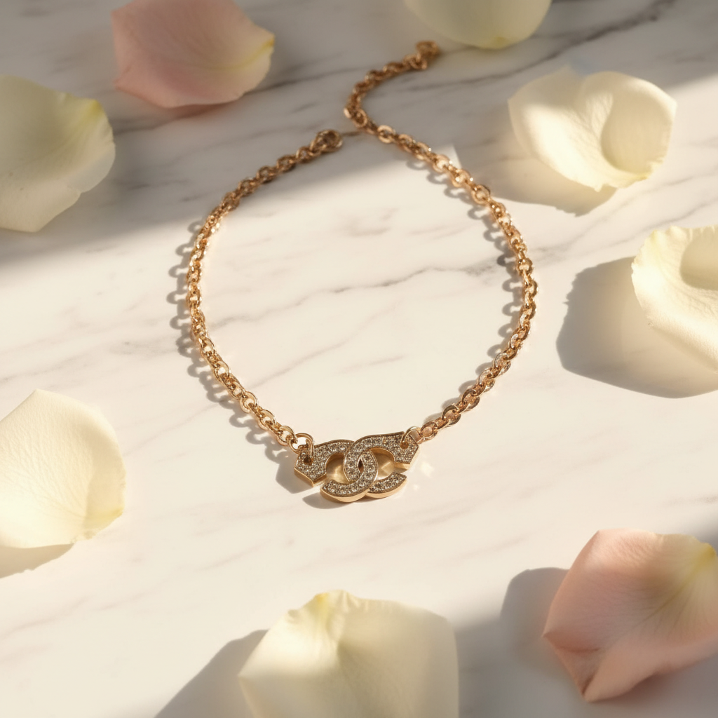 Collar CC dorado flat lay mármol