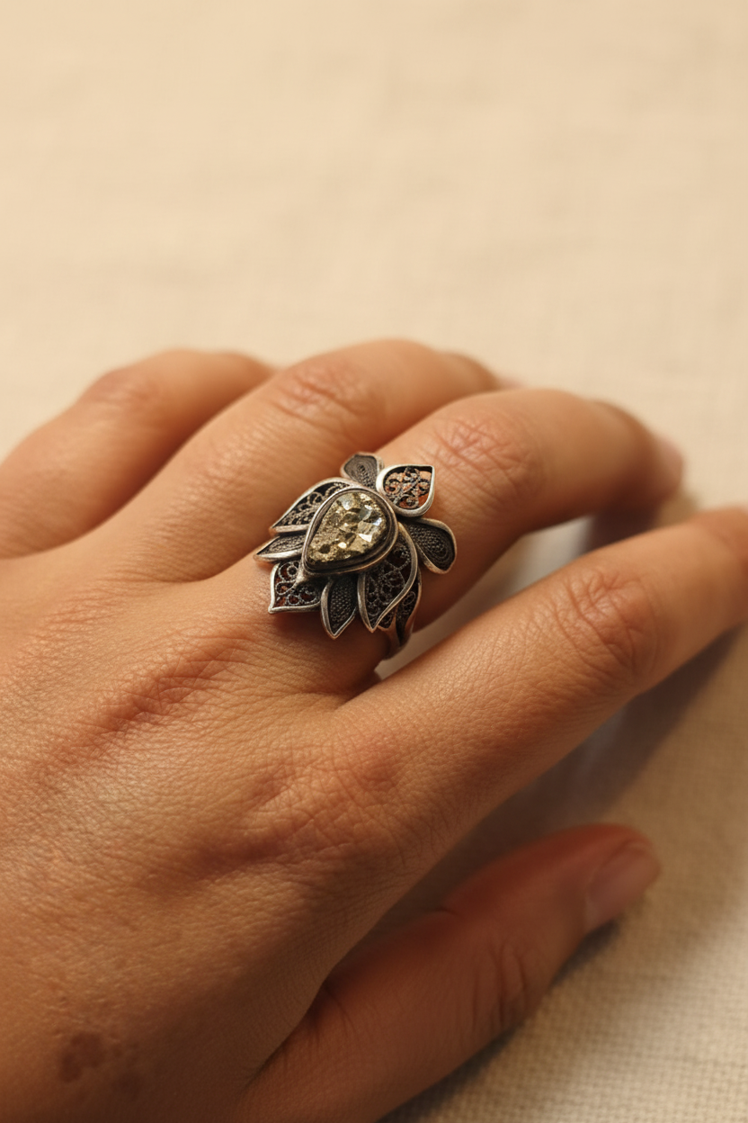 Anillo loto pirita mano elegante