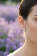 Aretes flor esmalte lifestyle mujer jardín