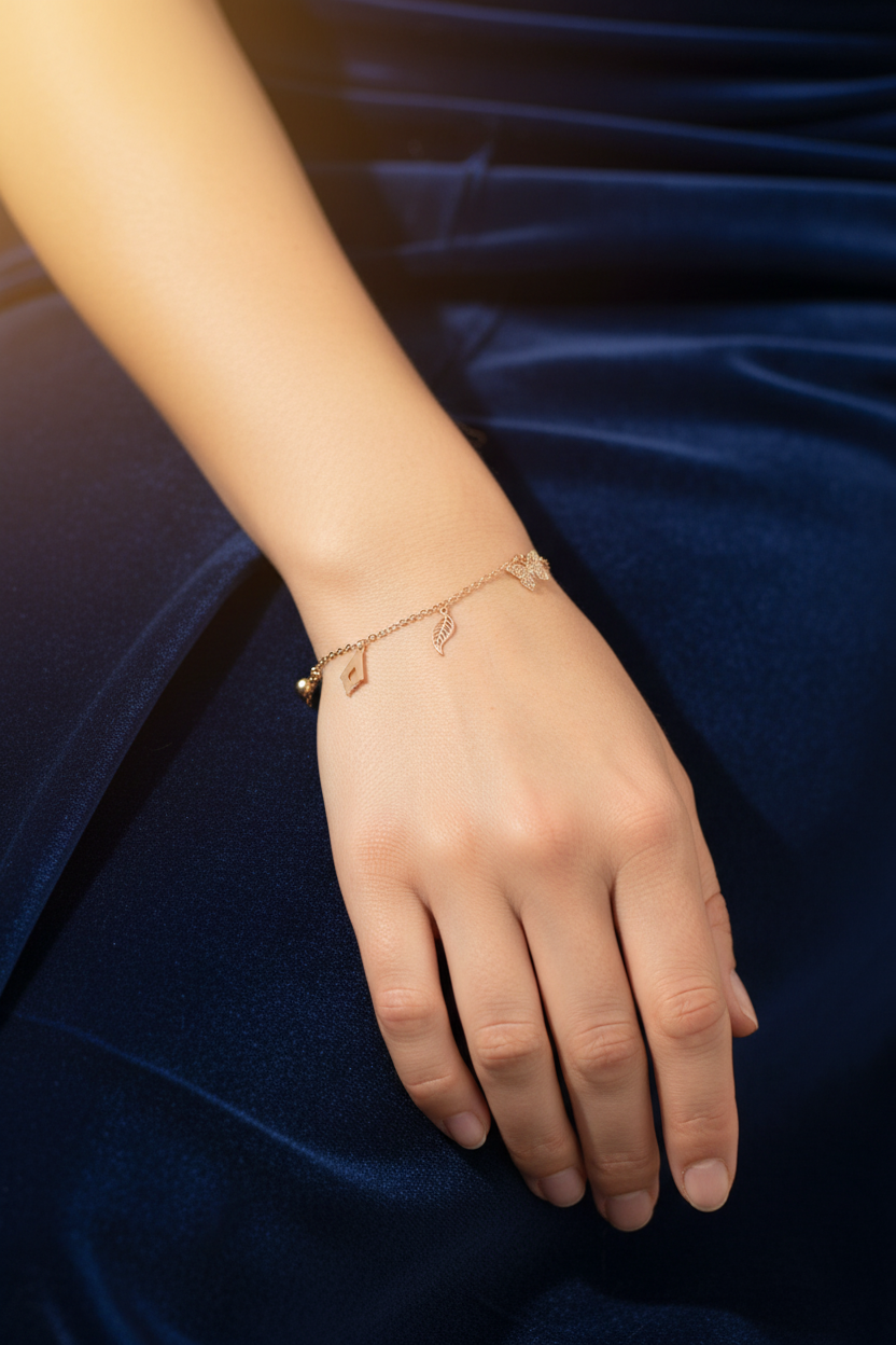 Pulsera dorada pose elegante terciopelo