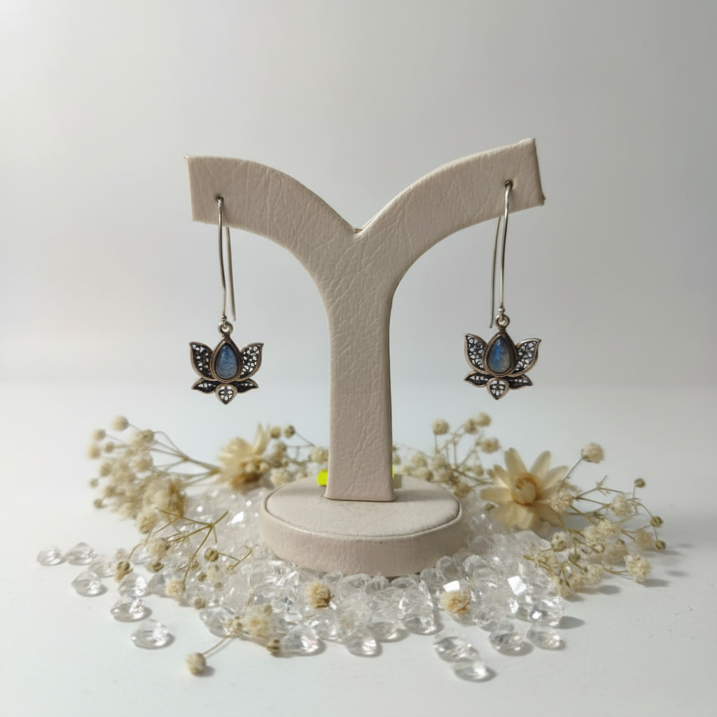 Aretes loto con cristales y flores blancas