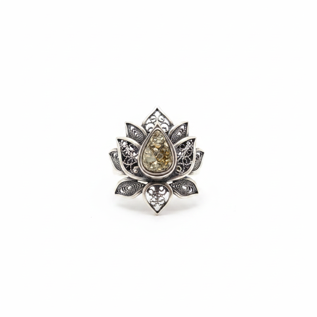 Anillo loto pirita fondo blanco