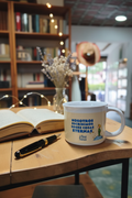 Taza El Principito en rincón de escritora con diario vintage y flores secas