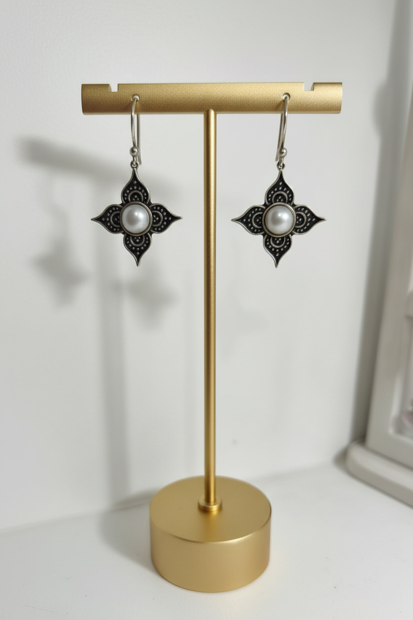 Aretes flor con perla del río en exhibidor
