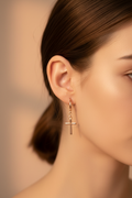 Aretes cruz oro rosa lifestyle modelo