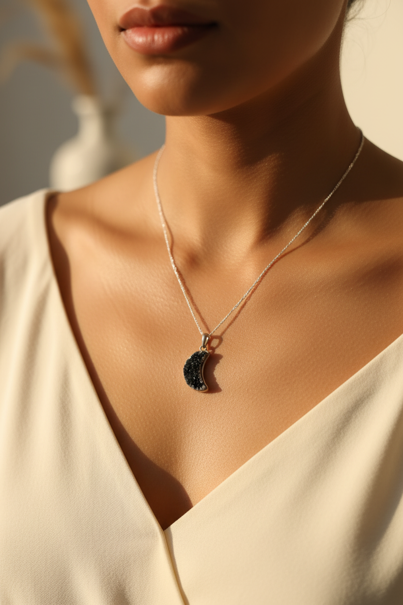 Collar luna usado por dama