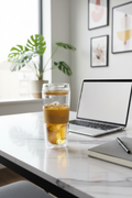Vaso de vidrio con café helado en escritorio home office